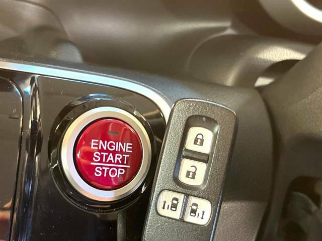 【問合せ：0749-27-4907】【Hondaスマートキー】カバンやポケットに入れたままでもドアの施錠・解錠が可能なスマートキーを装備。エンジンのオン・オフ時もカギを取り出す必要が無いから便利。