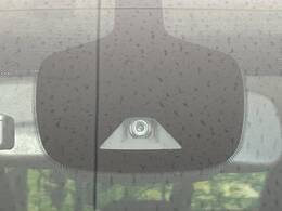 【インテリジェントエマージェンシーブレーキ】フロントカメラで前方の車両や歩行者を検知。衝突しそうな時は衝突被害軽減ブレーキが作動、衝突回避をサポート。より安全にドライブをお楽しみいただけます。