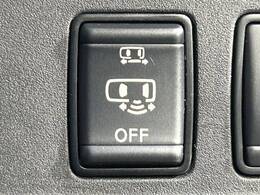 【ハンズフリー機能付き両側パワースライドドア】スライドドアの下に足先を入れてすぐ引くと、自動的にスライドドアが開閉します！荷物で両手がふさがった状態でも、ドアの開閉ができてとっても便利！