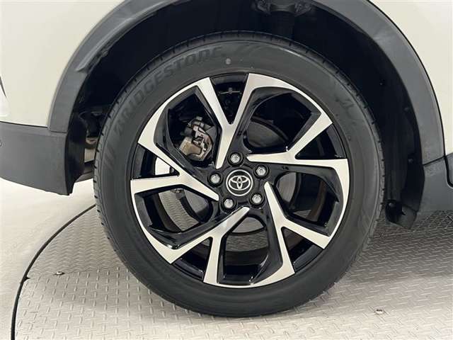 タイヤサイズは225/50R18！納車前の点検時にタイヤ交換させていただきます！純正アルミホイール！