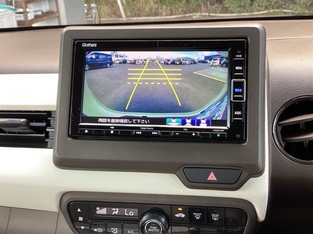 バックモニターにガイド線表示付きなので車庫入れも安心【カメラアングルは3パターンから選べます】知らない道でも安心して楽しくお出かけができます。