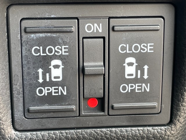 両側パワースライドドアは運転席から簡単にボタン一つで操作可能です！