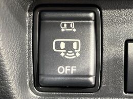 【ハンズフリー機能付き両側パワースライドドア】スライドドアの下に足先を入れてすぐ引くと、自動的にスライドドアが開閉します！荷物で両手がふさがった状態でも、ドアの開閉ができてとっても便利！