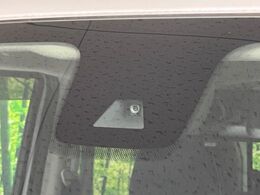 【三菱e-Assist】走行中に前方の車両等を認識し、衝突しそうな時は警報とブレーキで衝突回避と被害軽減をアシスト。より安全にドライブをお楽しみいただけます。
