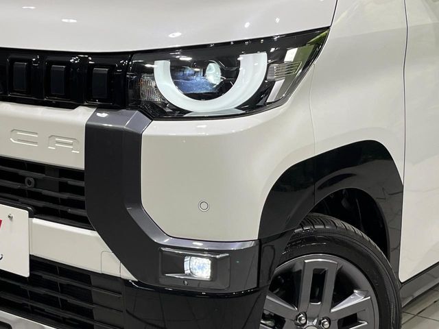 【LEDヘッドライト】悪天候や夜間走行時も良好な視界を確保し安心して運転できる高輝度LEDヘッドライトを装備！点灯速度が早く、消費電力も抑えられています。