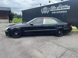 【W220後期 S350BRABUS仕様入庫！！】BRABUS前後バンパー＆4本出しマフラー＆19インチアルミ＆エンブレム全て正規品本物パーツ/ロワリングKIT/4灯バンパーフォグ/純正バイキセノンライト/メッキピラー/黒革シート