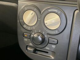 寒い冬も暑い夏も全席に快適な空調を届けてくれる、ダイヤル式エアコンを装備♪