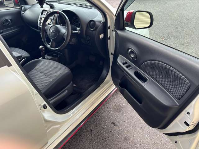 運転席のドアを開けた時の様子です。