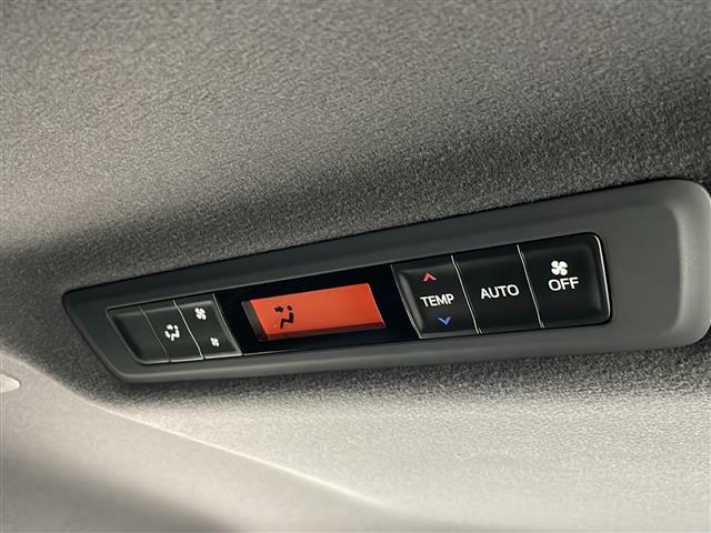 【後席エアコン】後席にもエアコンがついておりますので、車内全体を快適な温度に調節いただけます！