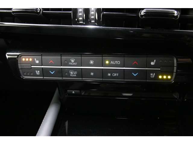 シートヒーター＆ベンチレーションや、左右独立オートエアコンも装備されておりますので快適に運転が出来ますね！