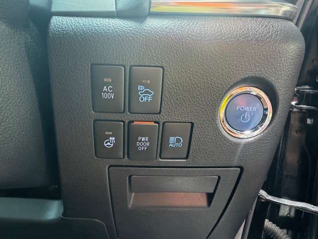運転席右側にエンジンスタートボタン以外にも機能スイッチ付いております！ご確認下さい！