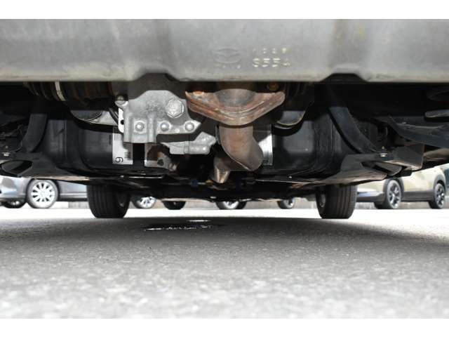 下廻りに大きなダメージは無さそうです。防錆塗装ノックスドールが施工されています。