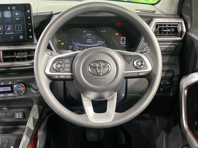 インテリアに合わせたデザインのステアリングは、運転される方のことも考え、運転しやすい形状、大きさです。是非一度、実際に触ってお確かめください。