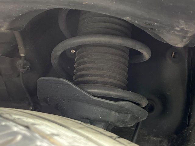 お車を安心してお乗りいただく為には、足回りの定期点検が欠かせません。サービスサポート（有償保証）では無料点検もご提供しており、安心のカーライフをお過ごしいただけるサポート体制が整っています。
