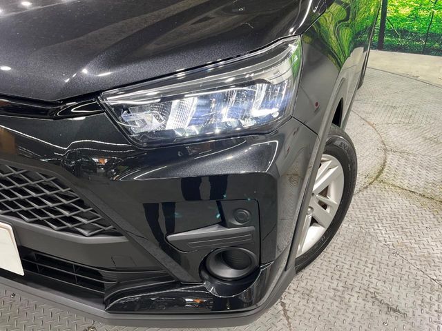【LEDヘッドライト】悪天候や夜間走行時も良好な視界を確保し安心して運転できる高輝度LEDヘッドライトを装備！点灯速度が早く、消費電力も抑えられています。