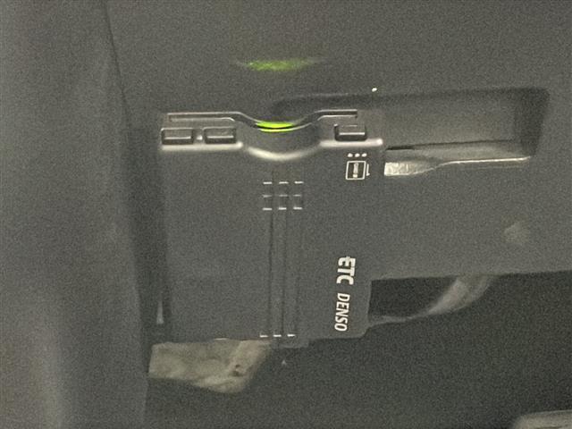 【ETC】有料道路を利用する際に料金所で停止することなく通過できる、ETC車載器（ノンストップ自動料金収受システム機器）が装備されています。セットアップを行うことで利用可能になります。