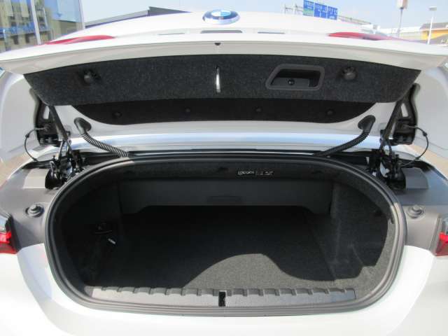 オープンカーではありますが　トランクルームも広く利用可能です！