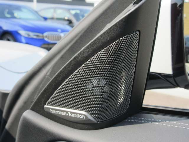 ハーマンカードンHi-Fiスピーカーシステム装備です。ハイクオリティなサウンドでドライブも快適