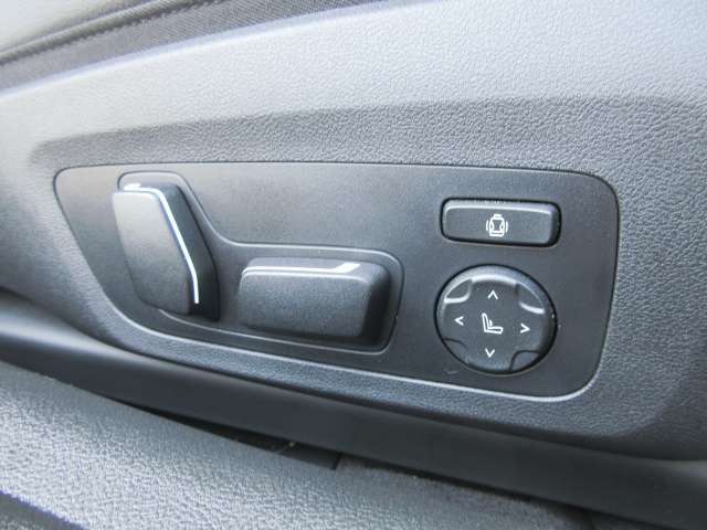 運転席メモリー付きフロント電動シート装備。