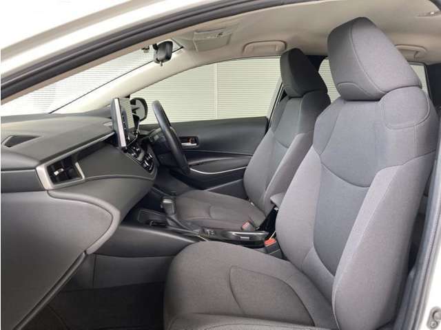 トヨタ中古車「まるごとクリーニング」施工済。外装はもちろん内装はシートを外して見えない所まで徹底洗浄しています。