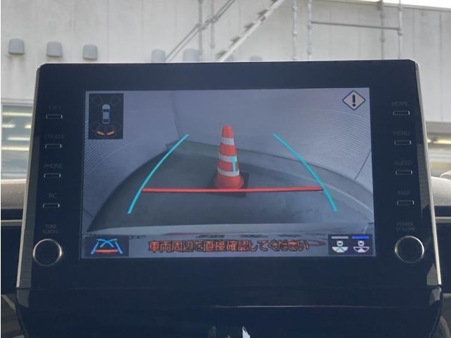 バックモニター付きです。車の後方に小型カメラが付いており、バックする際の後方の様子をモニター上に表示します。