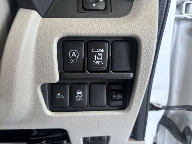 上段はアイドリングストップと電動スライドドアのスイッチ。下段はブレーキサポートと横滑り防止機能のスイッチ。