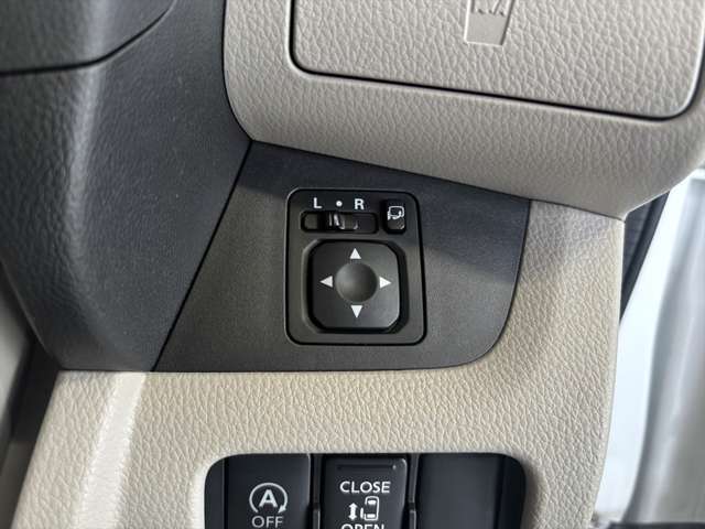 電動格納ドアミラースイッチ。