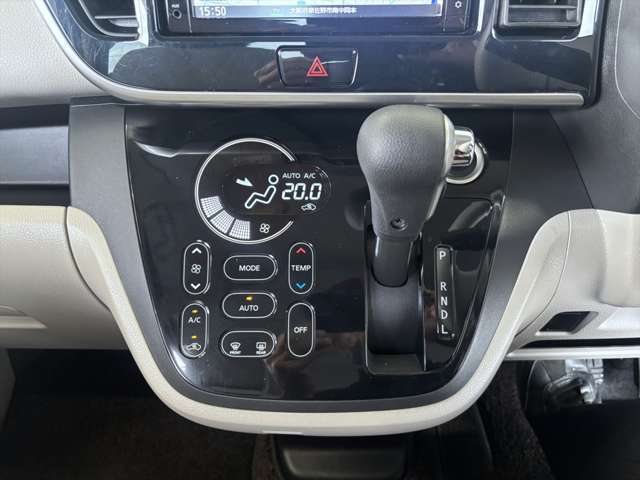 オートエアコンとシフトレバーはこの位置に付いてます。