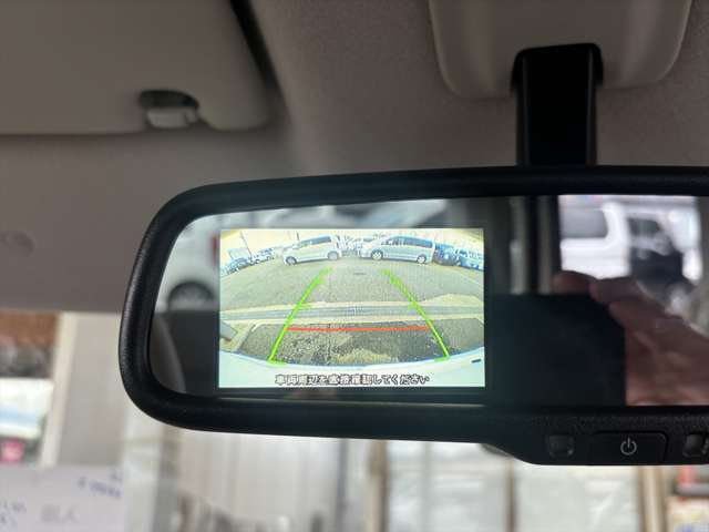 バックカメラ付で、映像はルームミラーに映るので見やすいです。