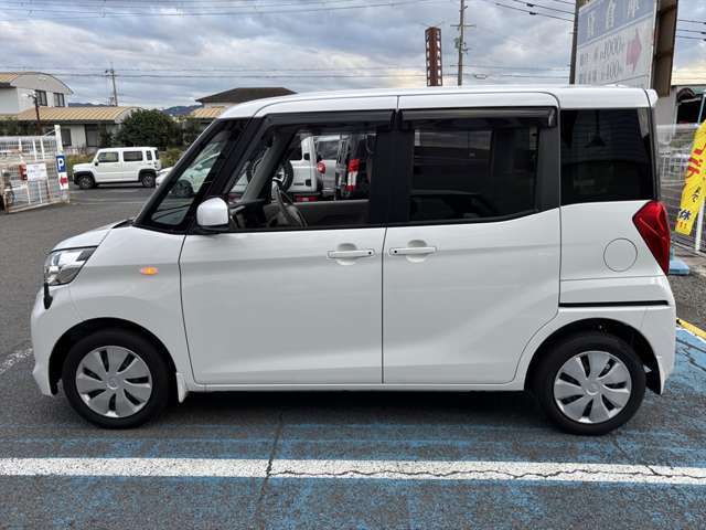 スライドドアから後ろはプライバシーガラスになっています。