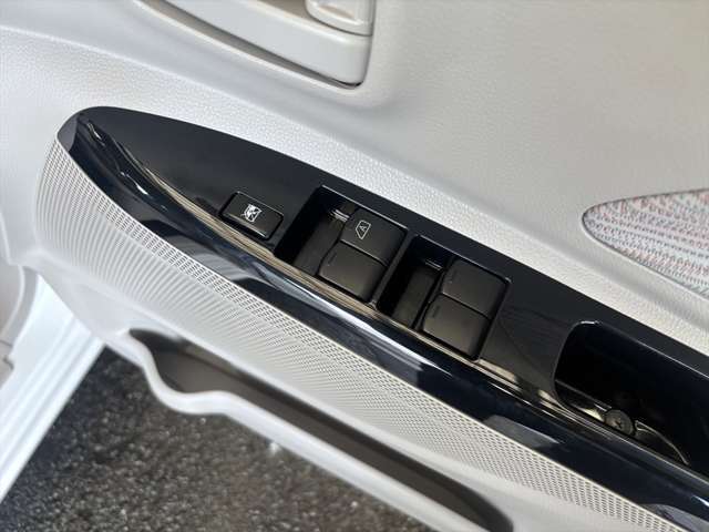 パワーウィンドーのスイッチです。