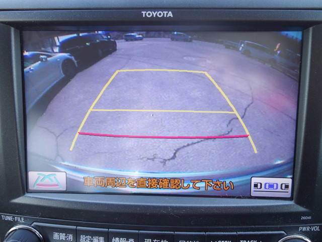 車の背後をディスプレイで確認できるバックカメラを搭載しております。駐車が苦手な方には嬉しい機能ですね♪もちろん目視での確認もお忘れなく！