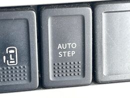 【電動サイドステップ】車高の高いお車でも、これがあれば小さいお子様の乗り降りも楽々♪スライドドアと連動して作動する為、煩わしい操作は不要です！