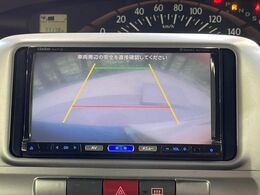 【バックカメラ】駐車時に後方がリアルタイム映像で確認できます。大型商業施設や立体駐車場での駐車時や、夜間のバック時に大活躍！運転スキルに関わらず、今や必須となった装備のひとつです！