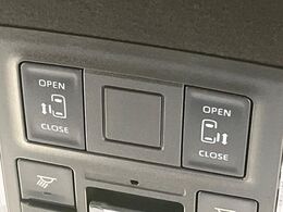 【両側パワースライドドア】スマートキーや運転席のスイッチで後席両側スライドドアの開閉が可能♪電動だから力を入れてドアを開ける必要が無く、小さなお子様でも簡単に開け閉めでき快適です♪