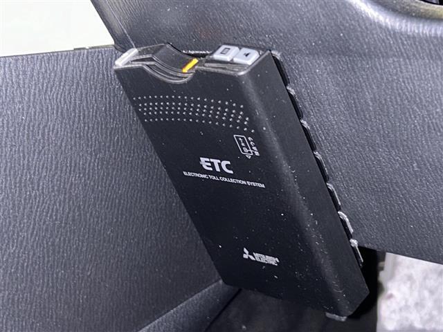 【ETC】有料道路を利用する際に料金所で停止することなく通過できる、ETC車載器（ノンストップ自動料金収受システム機器）が装備されています。セットアップを行うことで利用可能になります。