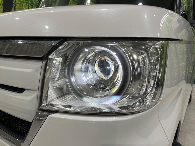 【LEDヘッドライト】悪天候や夜間走行時も良好な視界を確保し安心して運転できる高輝度LEDヘッドライトを装備！点灯速度が早く、消費電力も抑えられています。