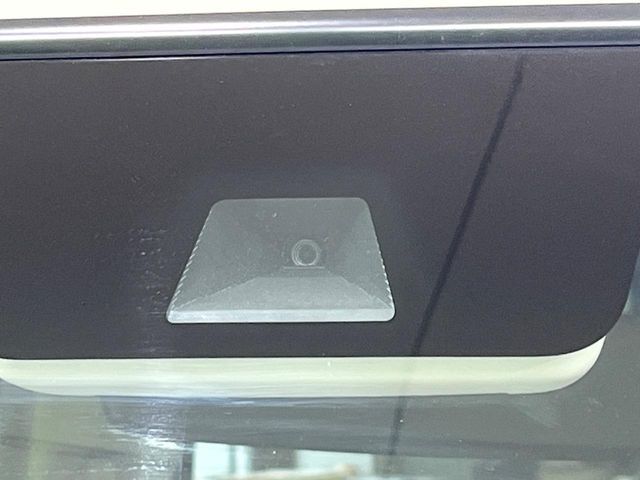 【ホンダセンシング】走行中に前方の車両等を認識し、衝突しそうな時は警報とブレーキで衝突回避と被害軽減をアシスト。より安全にドライブをお楽しみいただけます。