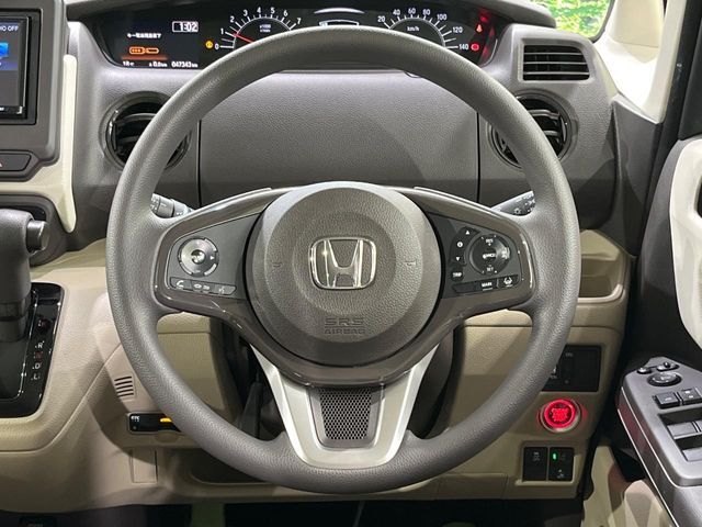 インテリアに合わせたデザインのステアリングは、運転される方のことも考え、運転しやすい形状、大きさです。是非一度、実際に触ってお確かめください。