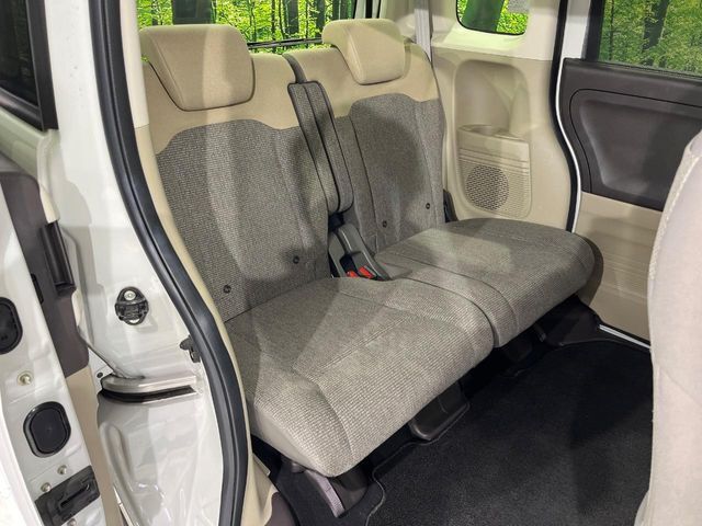 後部座席も気になるようなキズ・汚れやへたり等、大きなダメージはなく、良好な状態です。