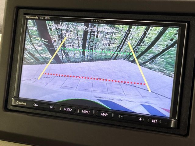 【バックカメラ】駐車時に後方がリアルタイム映像で確認できます。大型商業施設や立体駐車場での駐車時や、夜間のバック時に大活躍！運転スキルに関わらず、今や必須となった装備のひとつです！
