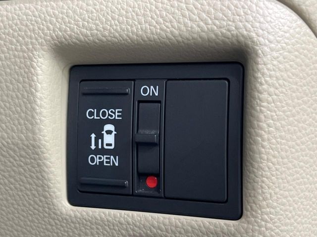 【パワースライドドア】スマートキーや運転席のスイッチでスライドドアの開閉が可能♪電動だから力を入れてドアを開ける必要が無く、小さいお子様でも、重い荷物を持っている時もラクに開け閉めできます♪