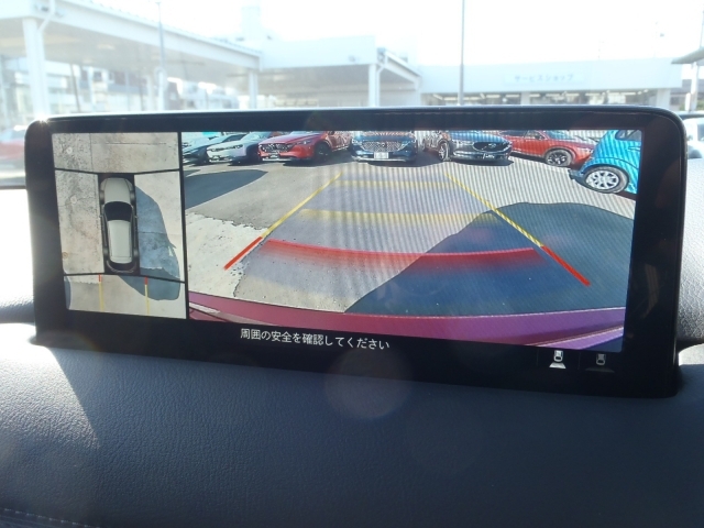 車両の前後左右にある4つのカメラを活用し車両車両周囲をディスプレイに表示します。フロントカメラ映像、サイドカメラ映像、後退時のバックカメラ映像の切り替えが可能。