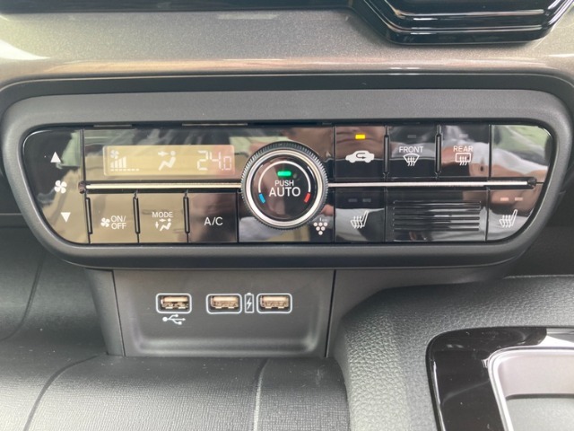 【フルオートエアコン】暑い季節に車内を冷やすだけでなく、除湿機能によりガラスのくもり防止にもなります！温度を設定すればあとはエアコンにお任せです