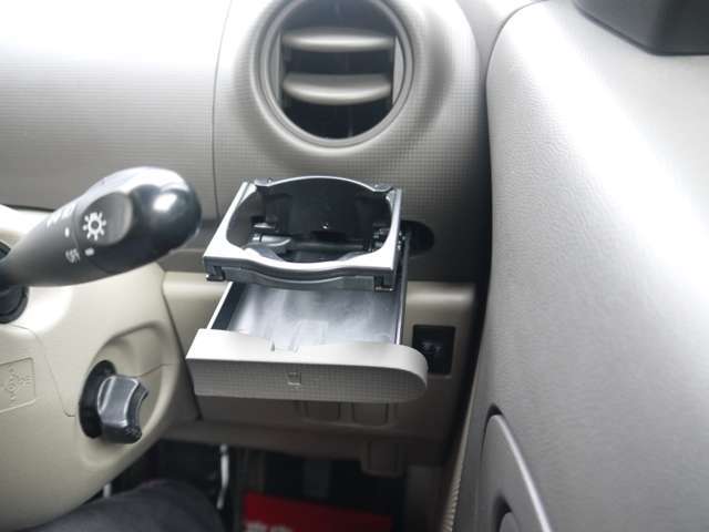 使い勝手の良い場所に収納式のカップホルダーが付いてます！運転席側！【(株)ミズハイオート  TEL：072-964-2715】