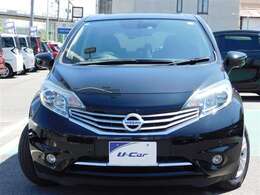 シャープで精悍なフロントマスク。ボディカラーは人気のスーパーブラック。