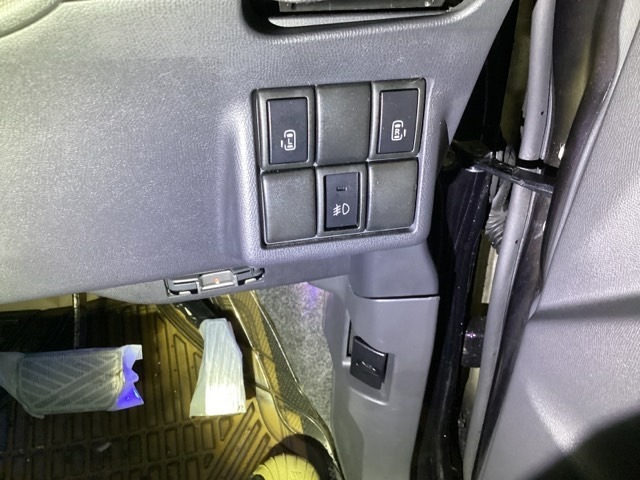 【両側パワースライドドア】です。リモコンや運転席のスイッチ操作で楽々自動開閉。