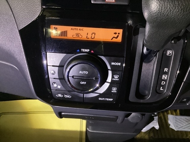 オートエアコンで、毎日のドライブを快適に。温度、風量を自動で調整し、理想的な車内環境を提供します。