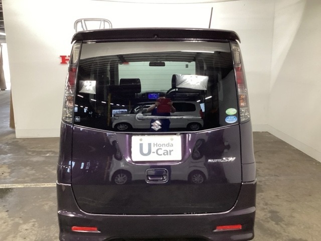 エンジン・ミッション等の主要機関から車内の快適装備、オイル等の消耗品に至るまで、国家整備士が点検整備を行います。
