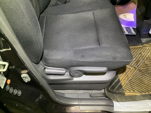 手動のレバーを使って、シートの高さや背もたれの角度を変えることができます。